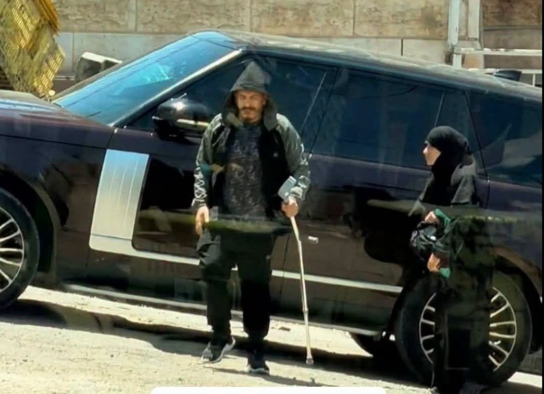 قصة متسول ثري بسيارة آخر موديل وآيفون من الذهب